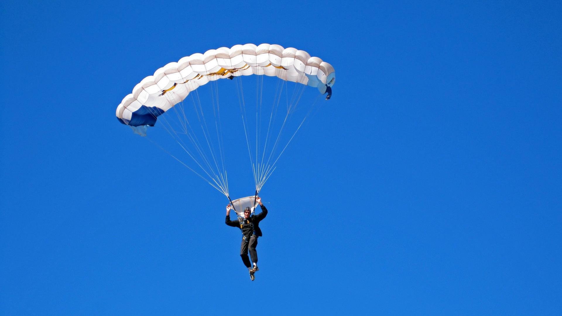 九游游戏中心-_荒漠越野跑：在沙丘中追逐极限_，沙漠越野技术指导 视频